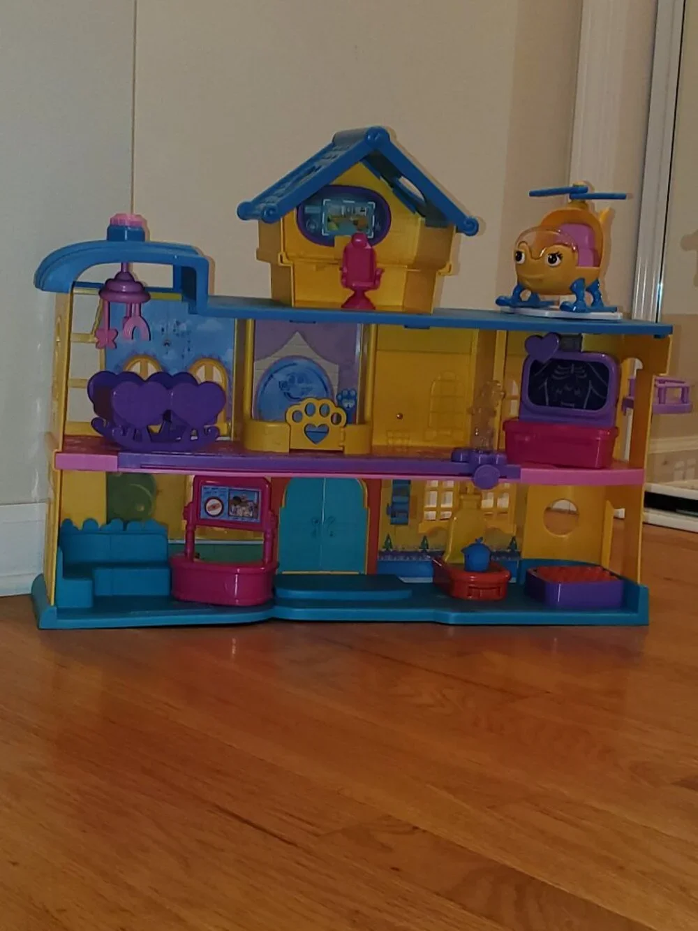 Doc McStuffins Hospital Playset & Many Extras! by Disney Junior  EUC! see photos